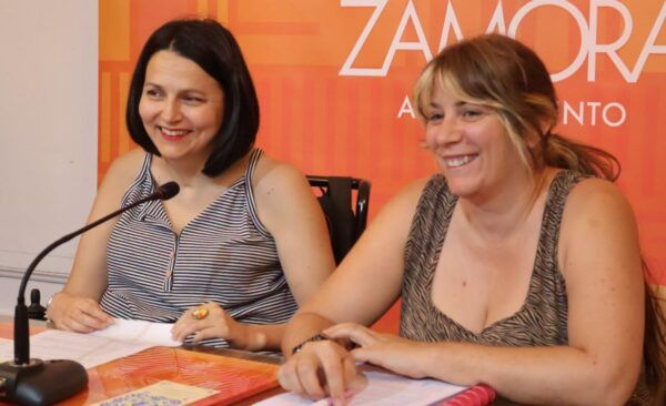 Dos mujeres sonrientes en una conferencia sobre Terraza Fest en Zamora
