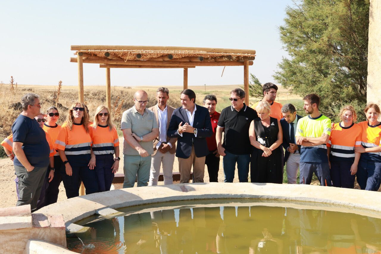 Visita del consejero a un programa de empleo en Otero de Sariegos