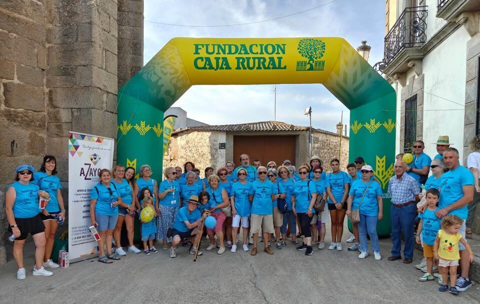Grupo de personas participando en un paseo solidario en Bermillo de Sayago