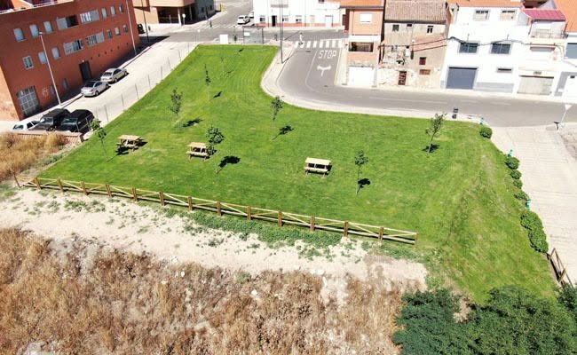 Vista aérea del Ayuntamiento de Zamora con áreas verdes y mesas de picnic.