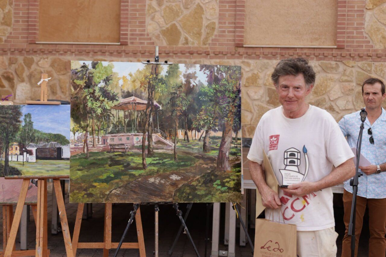 Francisco Tomás Medina con su premio en el Certamen de Pintura Rápida