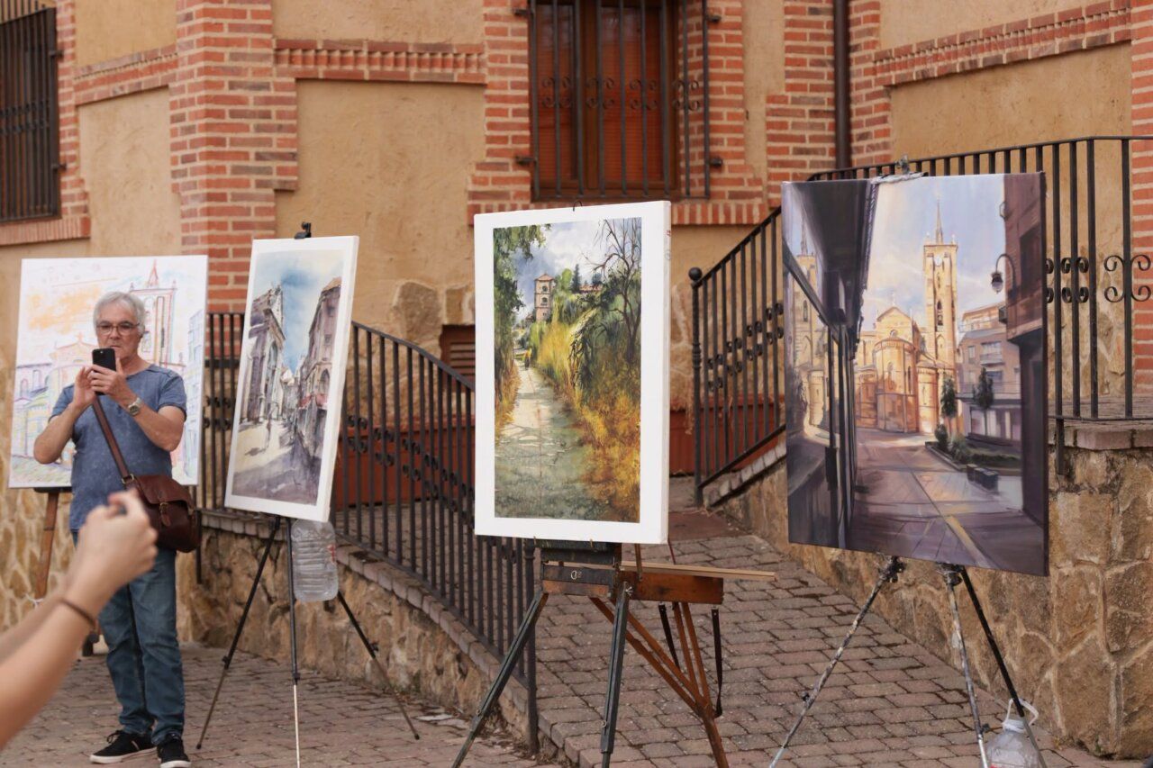 Artistas mostrando sus obras en el Certamen de Pintura Rápida en Benavente