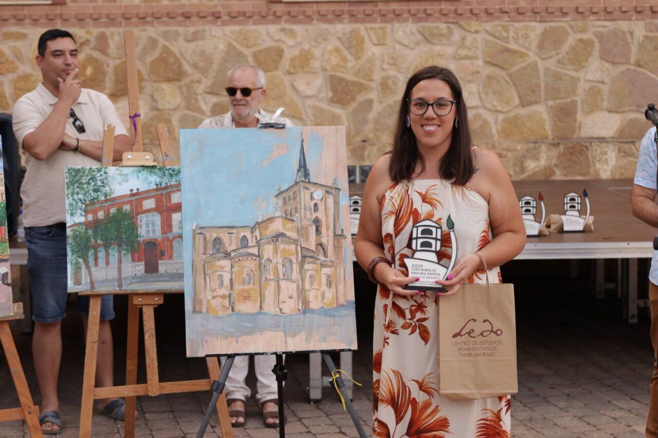 Ganadora del Certamen de Pintura Rápida mostrando su premio