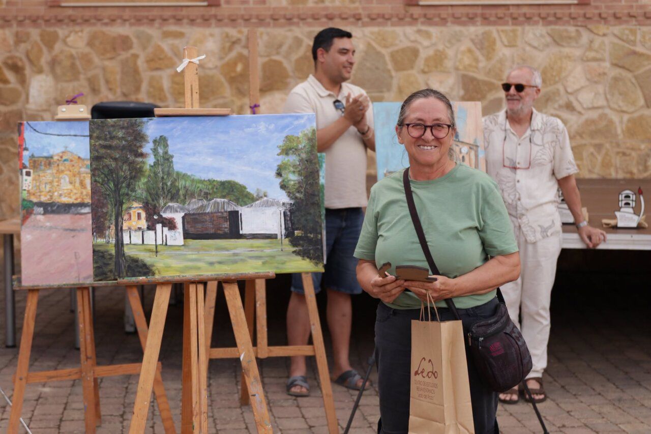 Mujer sonriente con premios en el Certamen de Pintura Rápida en Benavente