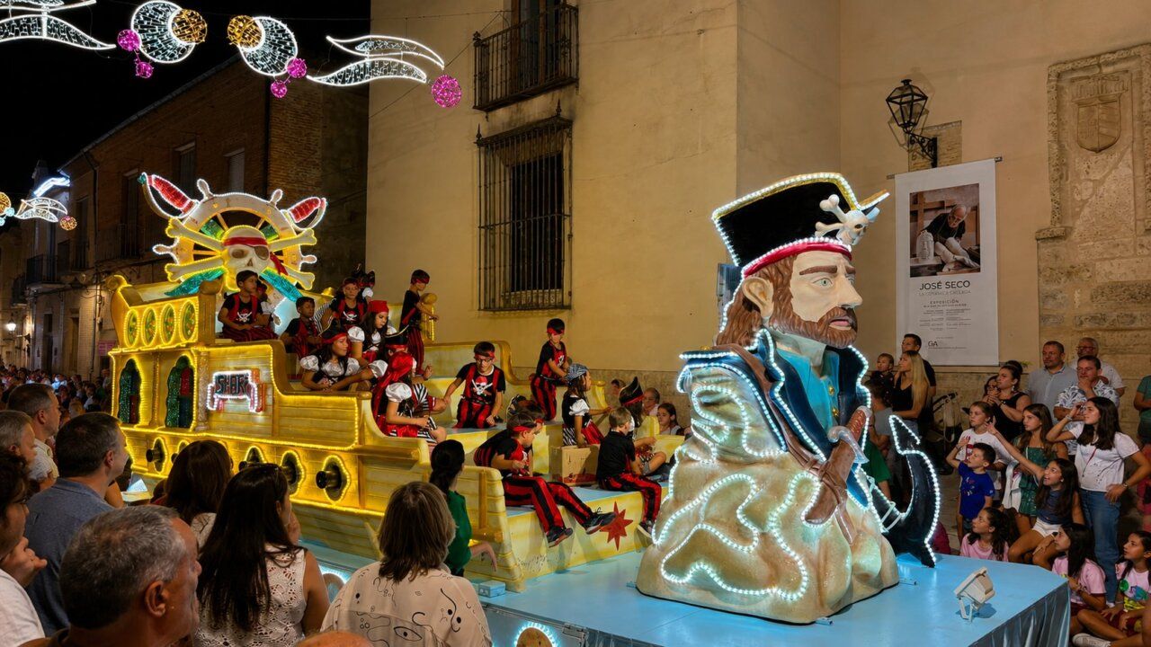 Carroza iluminada con niños disfrazados en el desfile de San Agustín 2026