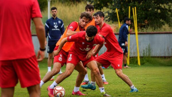 Jugadores del Zamora CF entrenando en una sesión intensa en el campo.