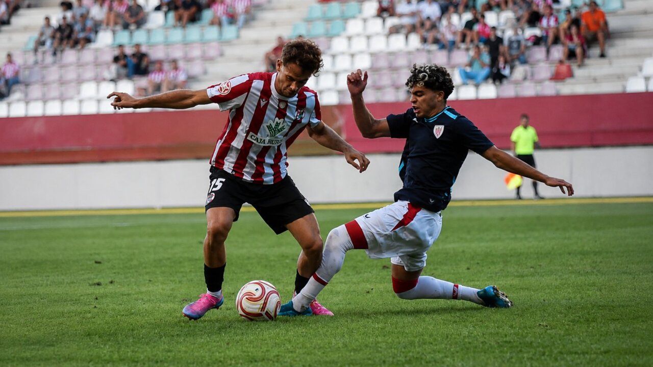 Jugadores del Zamora CF y Bilbao Athletic en un partido de fútbol