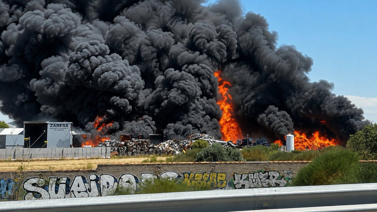 Incendio en una planta de tratamiento de residuos con humo y llamas
