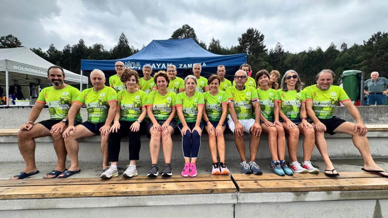 Grupo de personas del Club Canoa-Kayak Zamora en camiseta verde