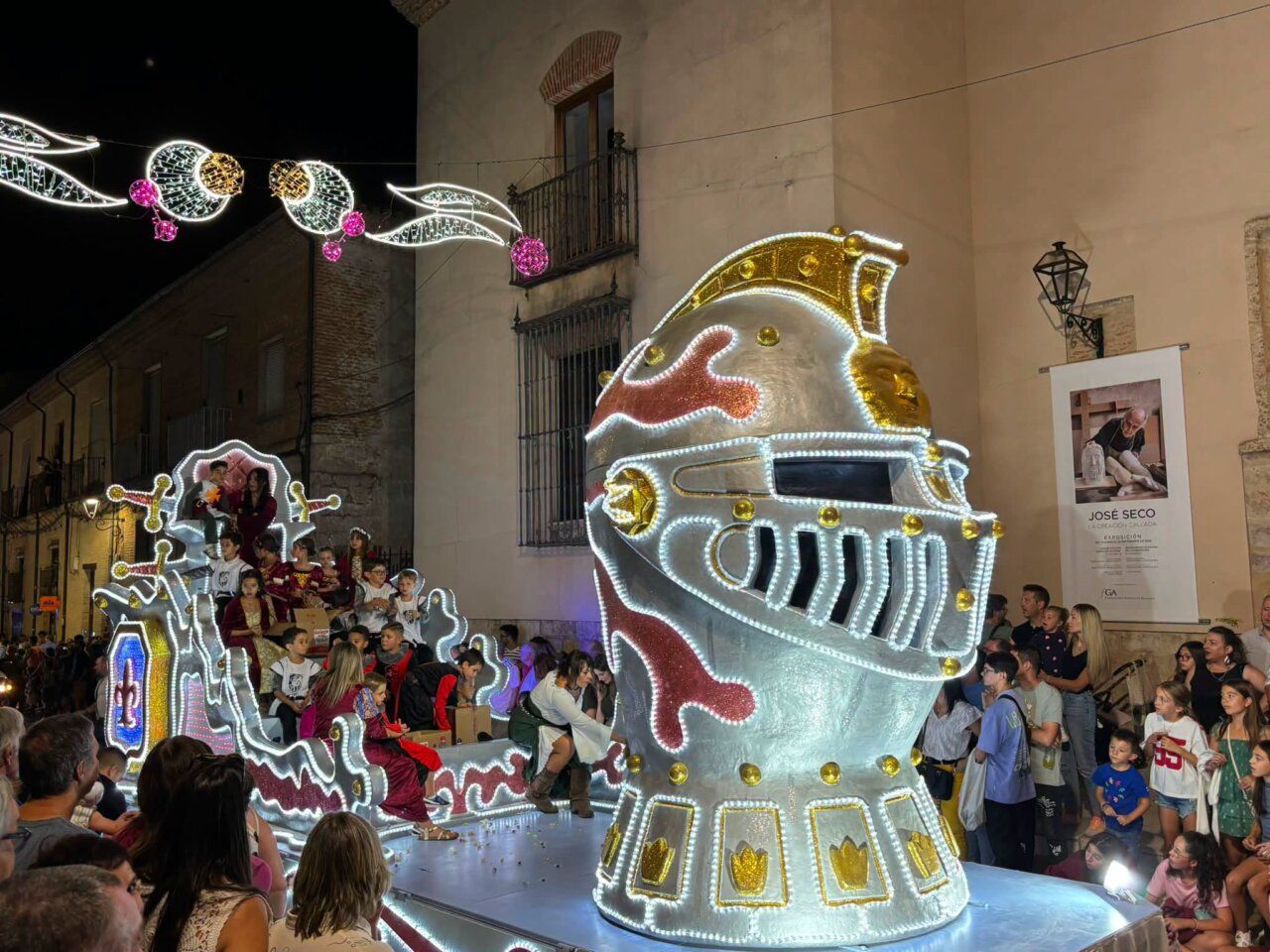 Carroza iluminada en el Desfile de Carrozas de San Agustín 2026