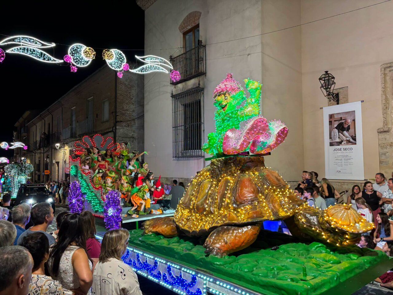 Carroza iluminada en el Desfile de Carrozas de San Agustín 2026