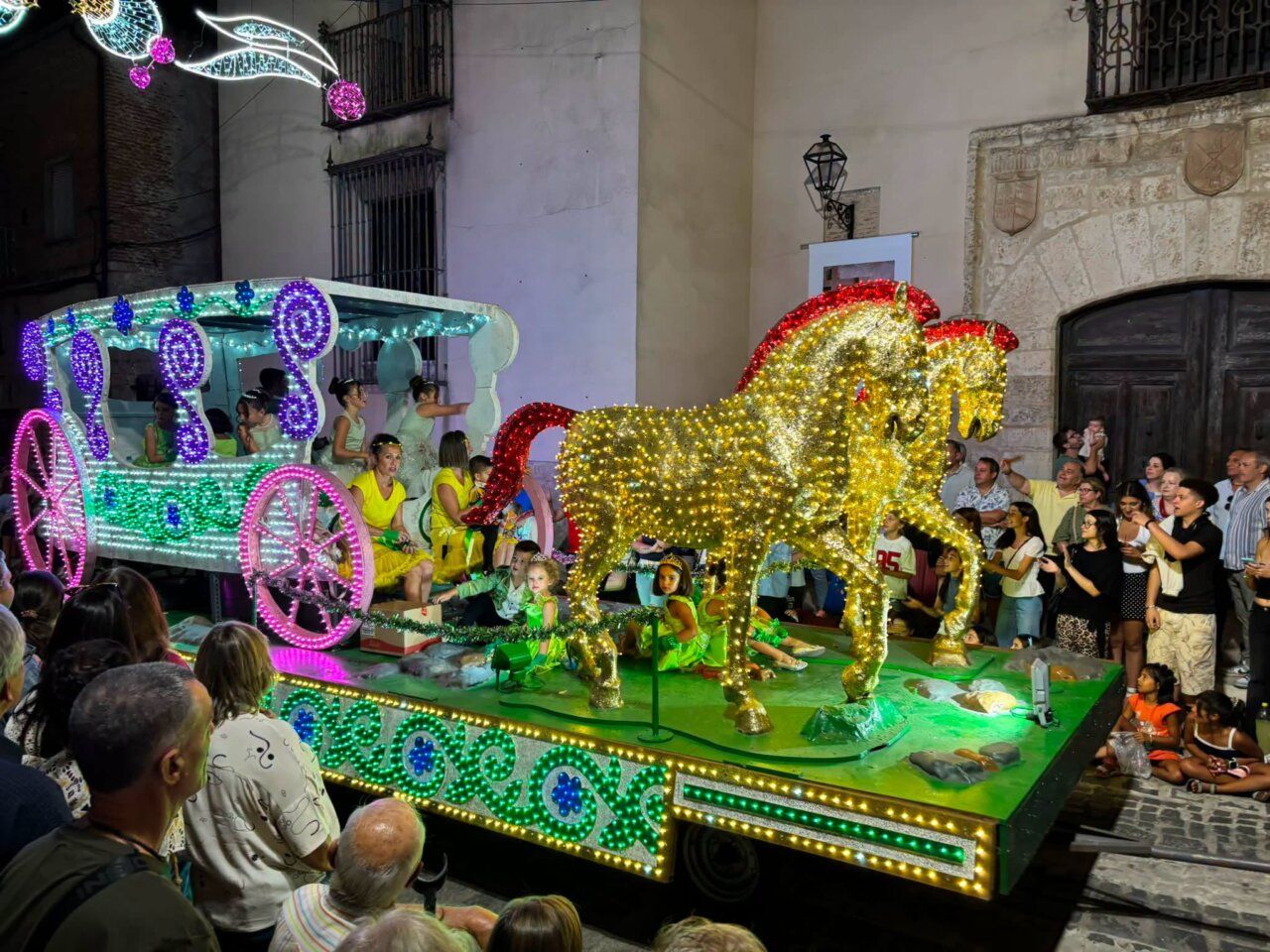 Carroza iluminada en el Desfile de Carrozas de San Agustín 2026