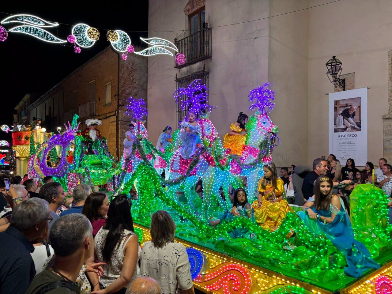 Carrozas iluminadas en el Desfile de Carrozas de San Agustín 2026