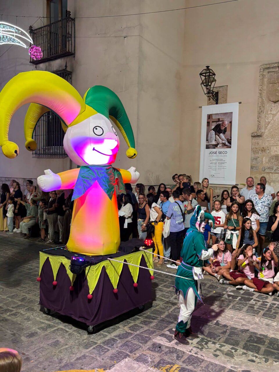 Carroza inflable colorida en el Desfile de Carrozas de San Agustín 2026