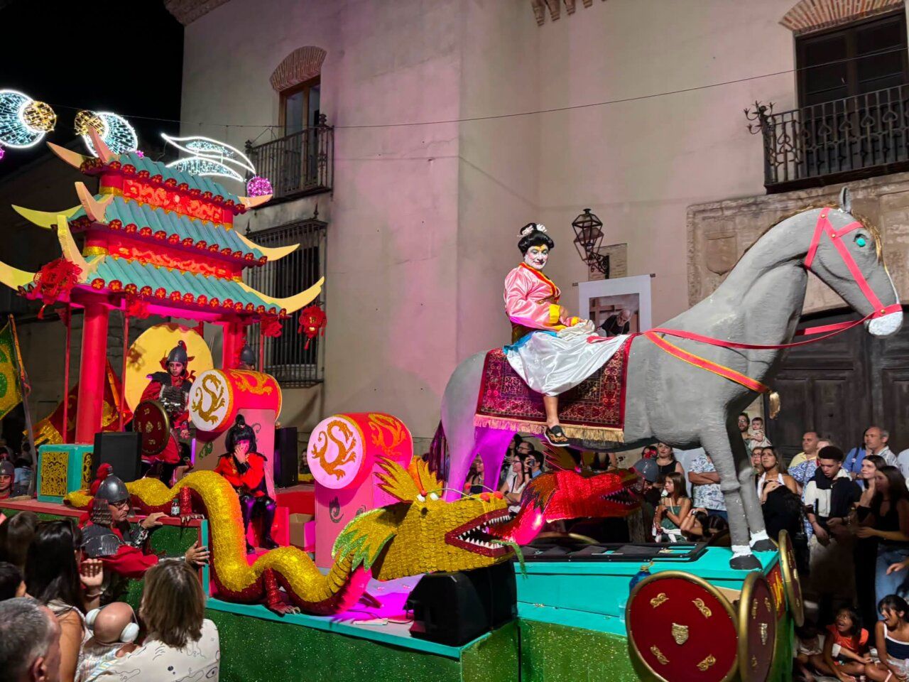 Carroza colorida en el Desfile de Carrozas de San Agustín 2026
