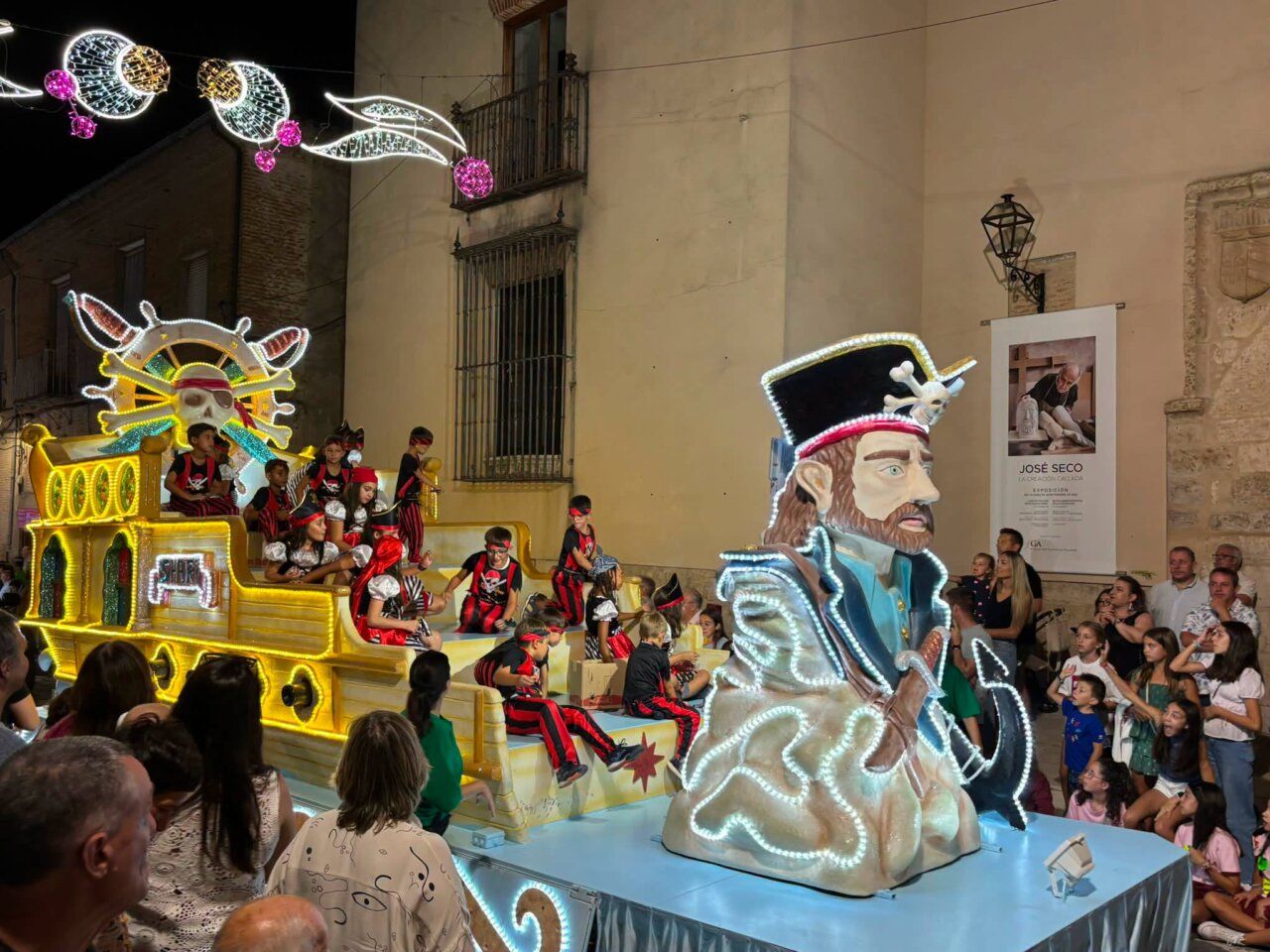 Carroza iluminada con temática pirata en el desfile de San Agustín