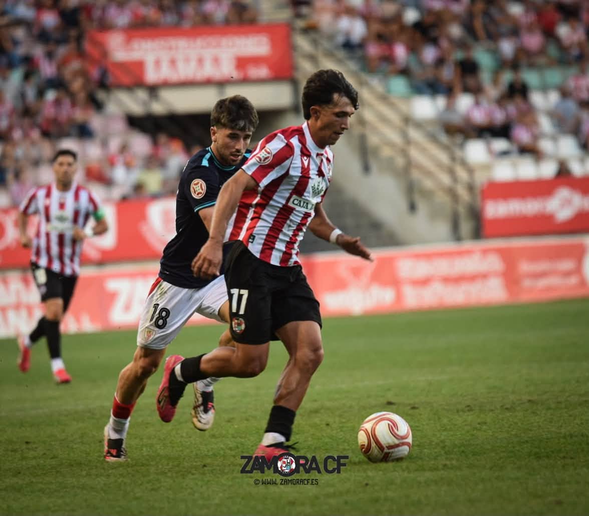 Jugadores del Zamora CF y Bilbao Athletic en un partido de fútbol