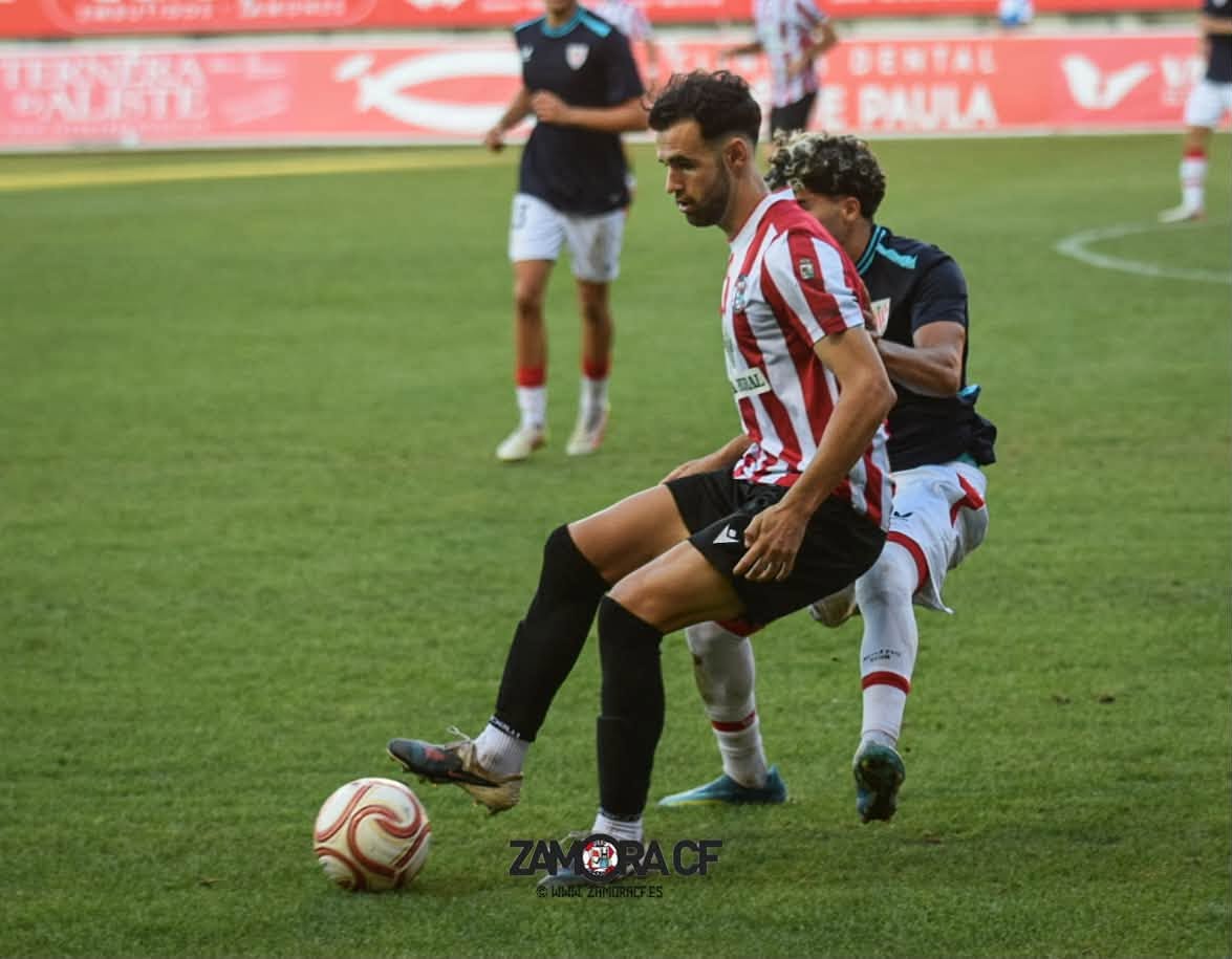 Jugadores del Zamora CF y Bilbao Athletic en un partido de fútbol