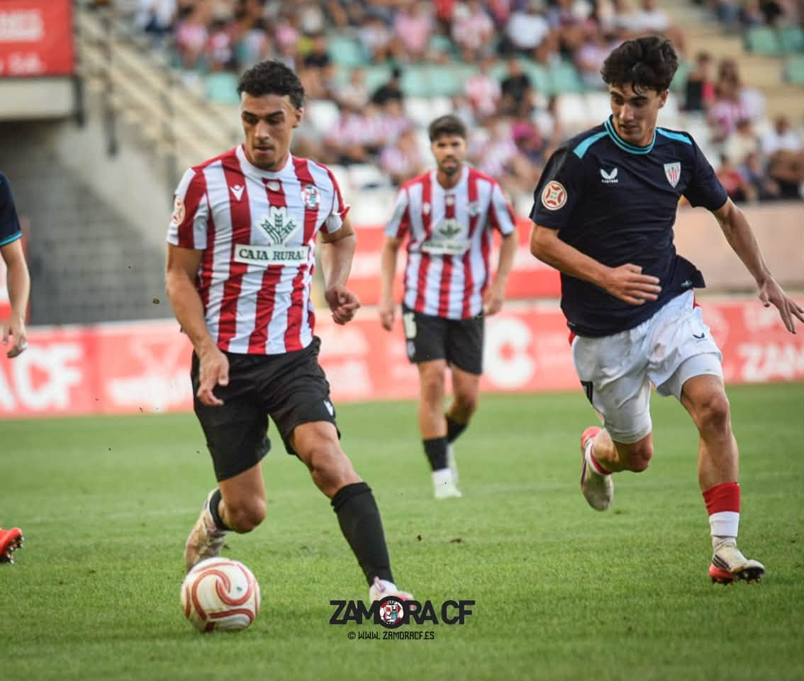 Jugadores del Zamora CF y Bilbao Athletic en un partido de fútbol