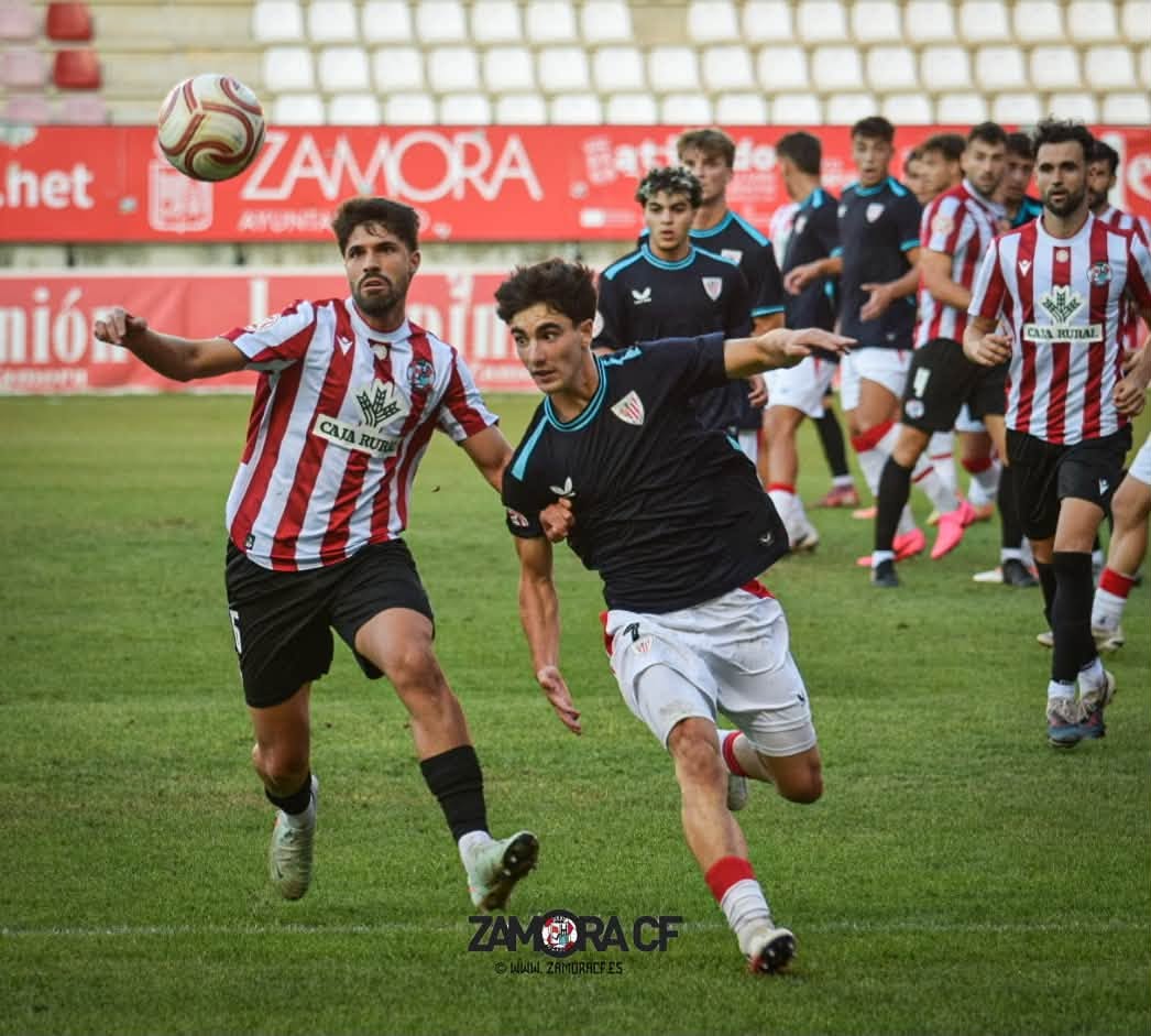 Jugadores del Zamora CF y Bilbao Athletic en un partido de fútbol