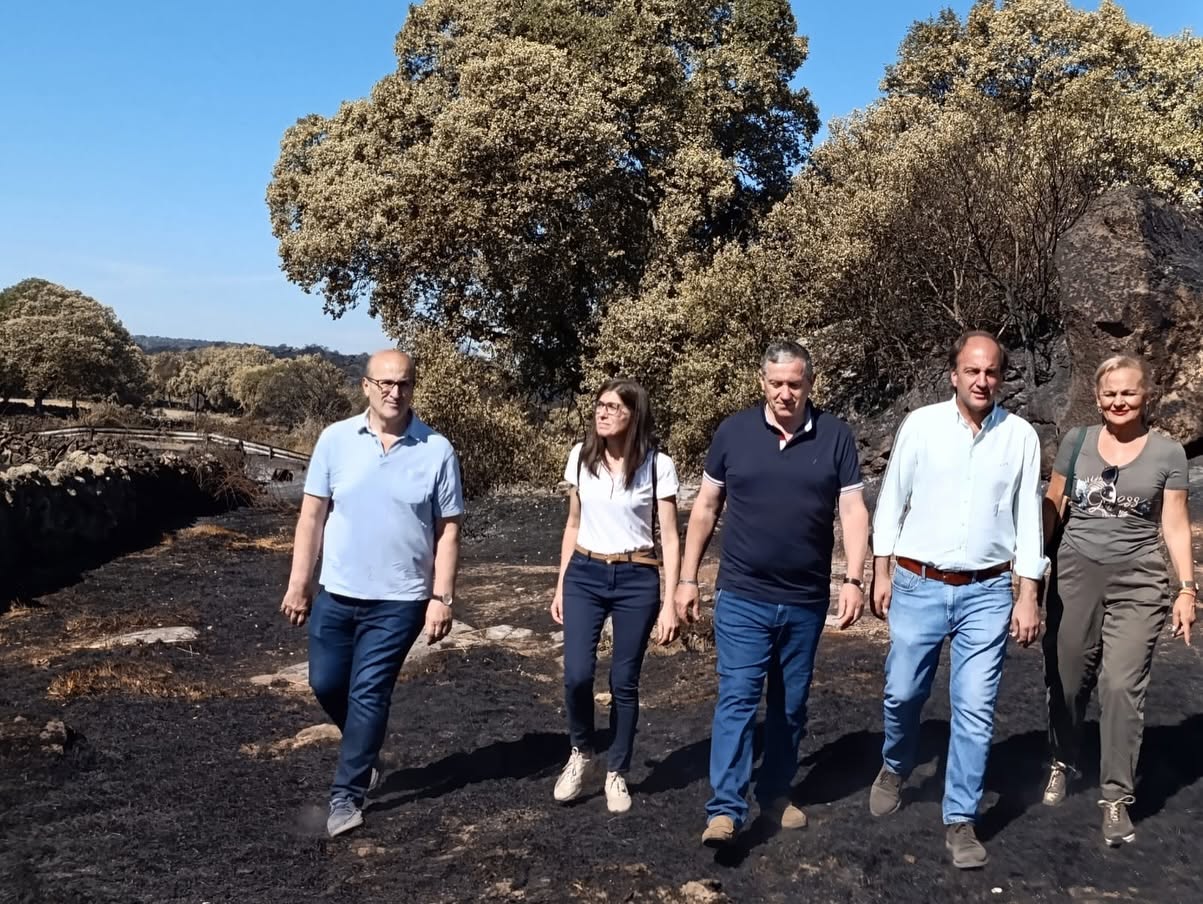 Visita institucional tras incendio en Palazuelo de Sayago con autoridades locales.
