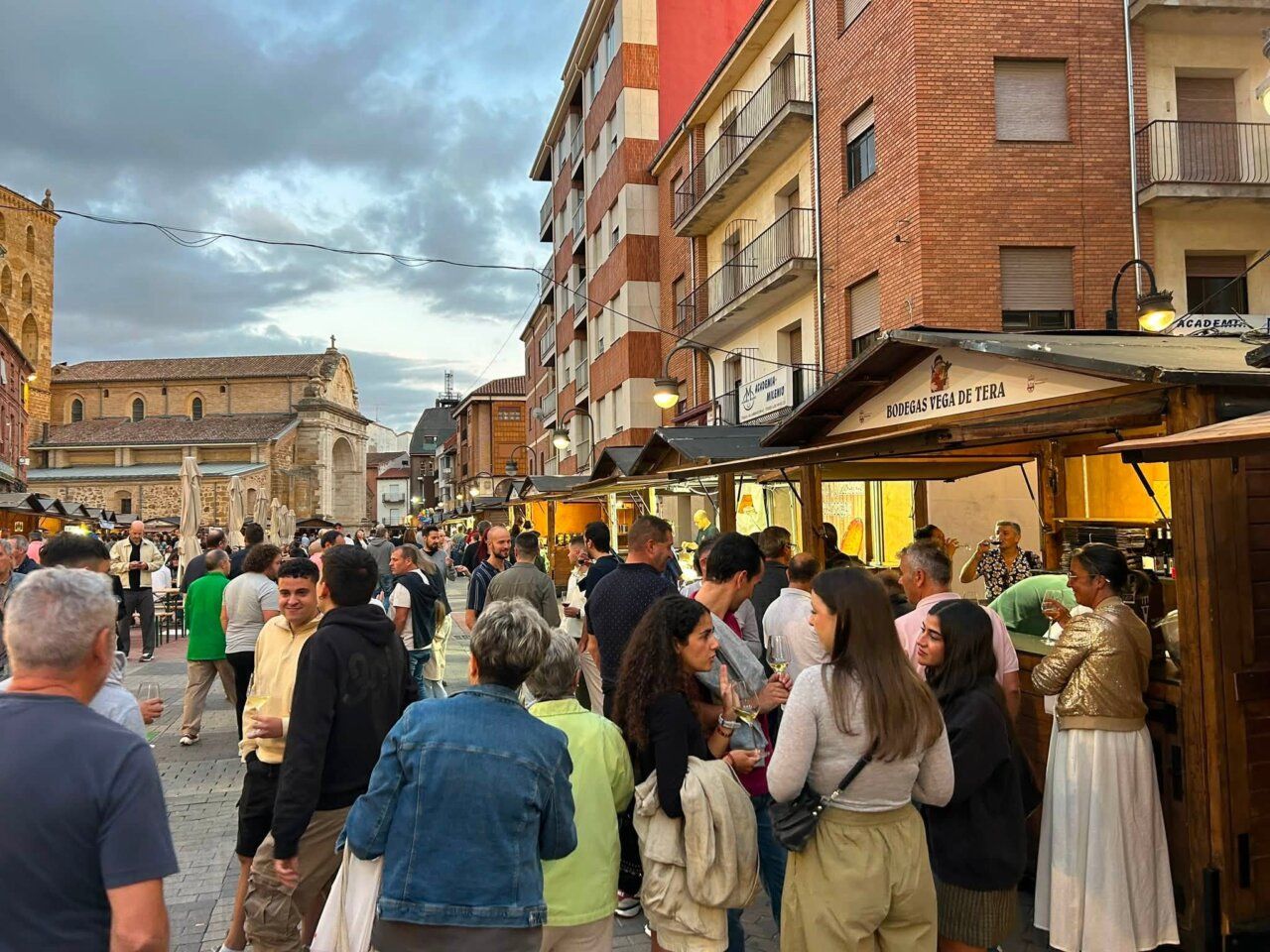 Multitud de personas disfrutando de la Feria de Septiembre en Benavente