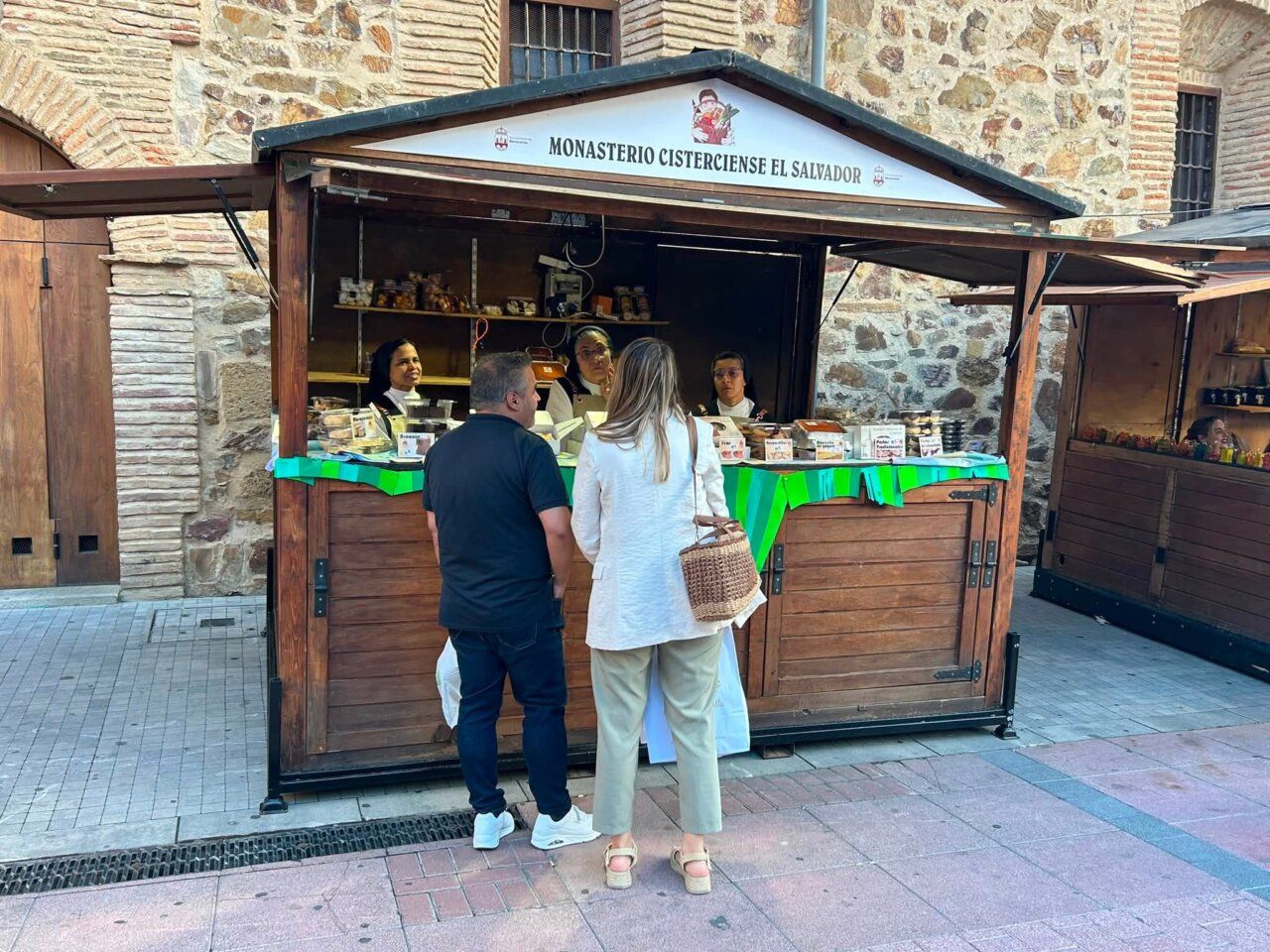 Puesto de venta en la Feria de Septiembre de Benavente con productos locales.
