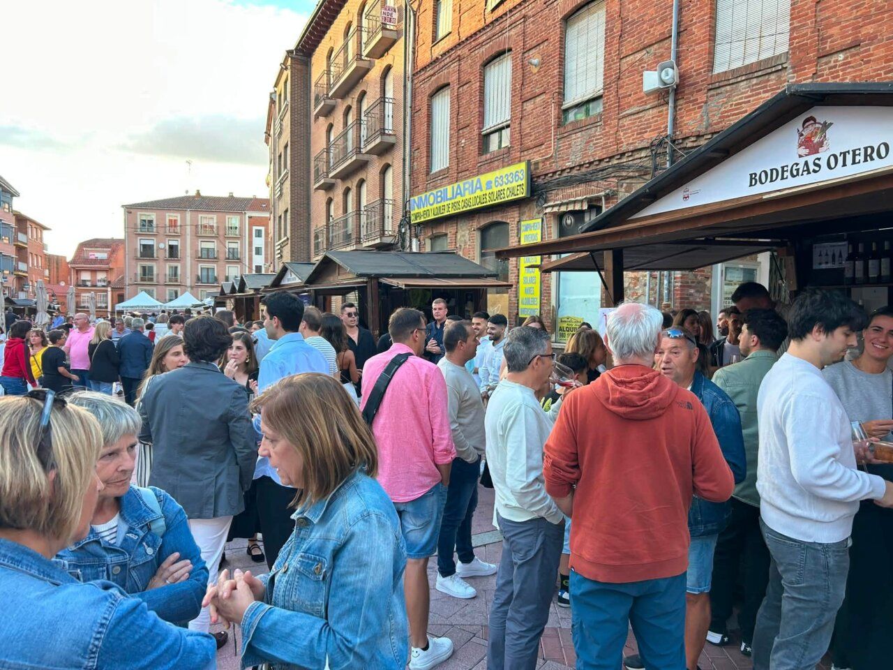 Multitud de personas disfrutando en la Feria de Septiembre de Benavente