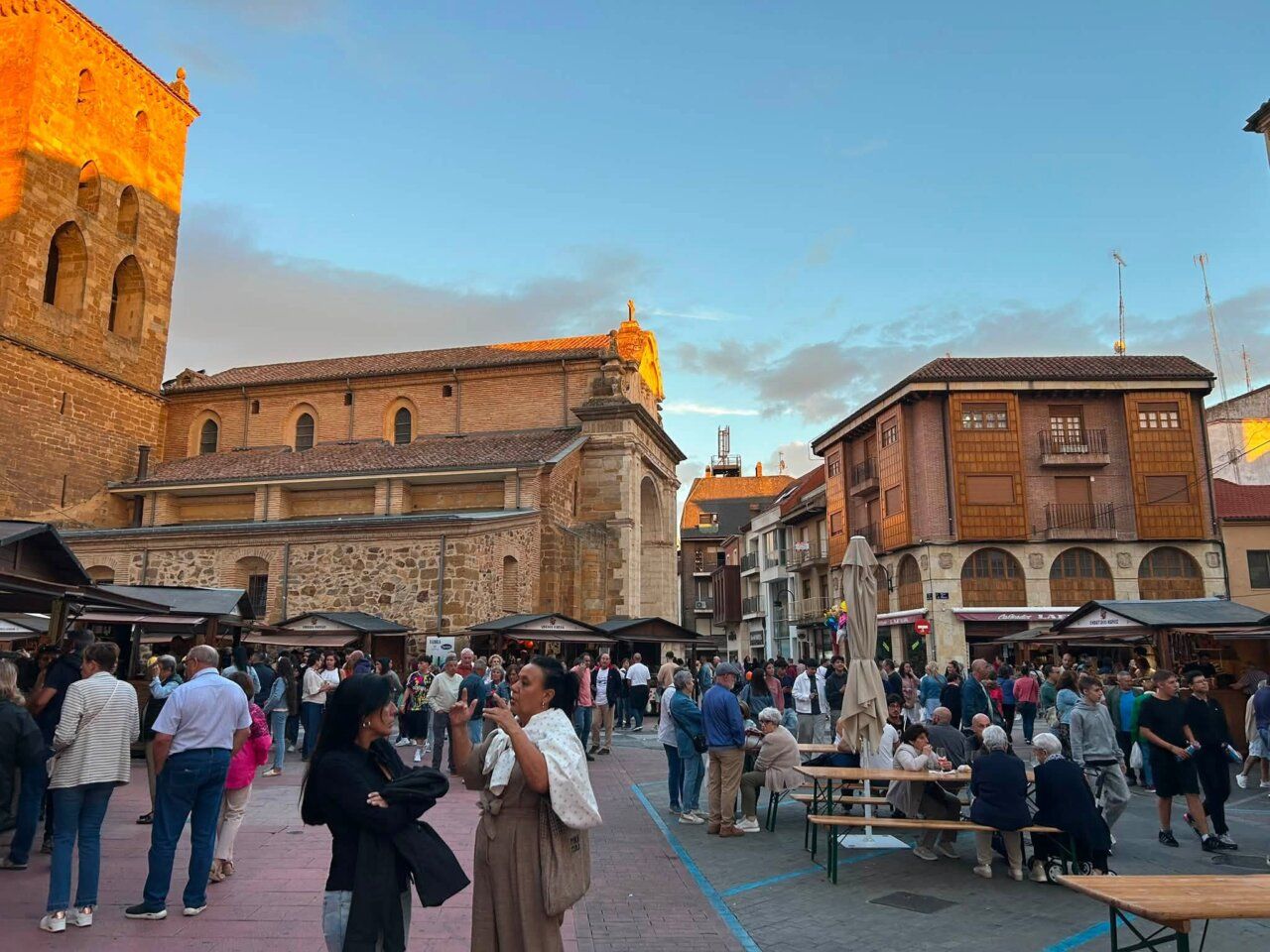 Multitud de personas disfrutando de la Feria de Septiembre en Benavente