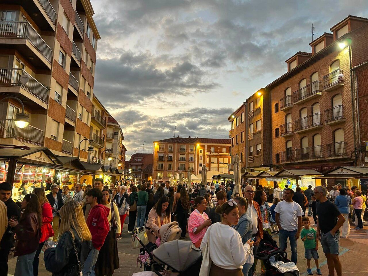 Multitud de personas disfrutando de la Feria de Septiembre en Benavente