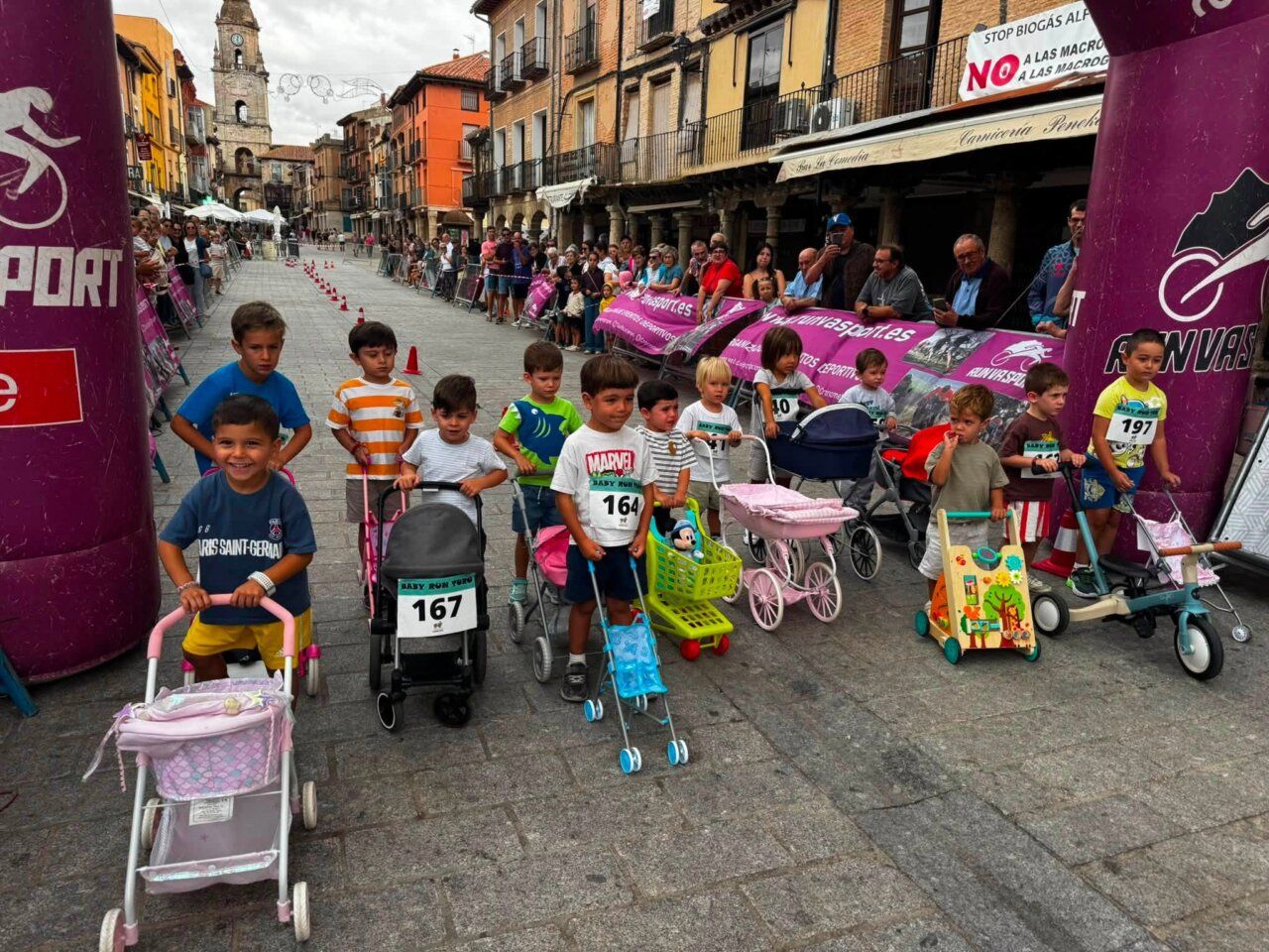 Niños en la Plaza Mayor de Toro listos para la Baby Run