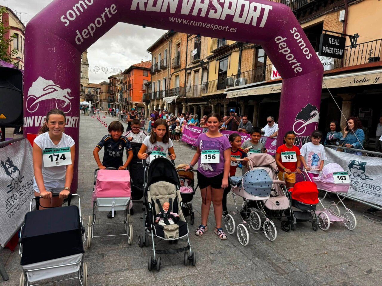 Niños participando en la Baby Run en la Plaza Mayor de Toro