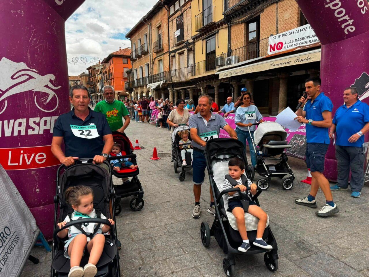 Familias participando en la Baby Run en la Plaza Mayor de Toro
