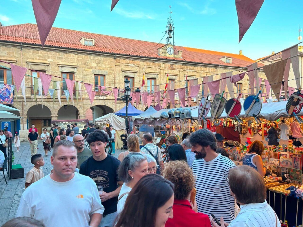 Multitud en el Mercado Medieval de Benavente con decoraciones festivas