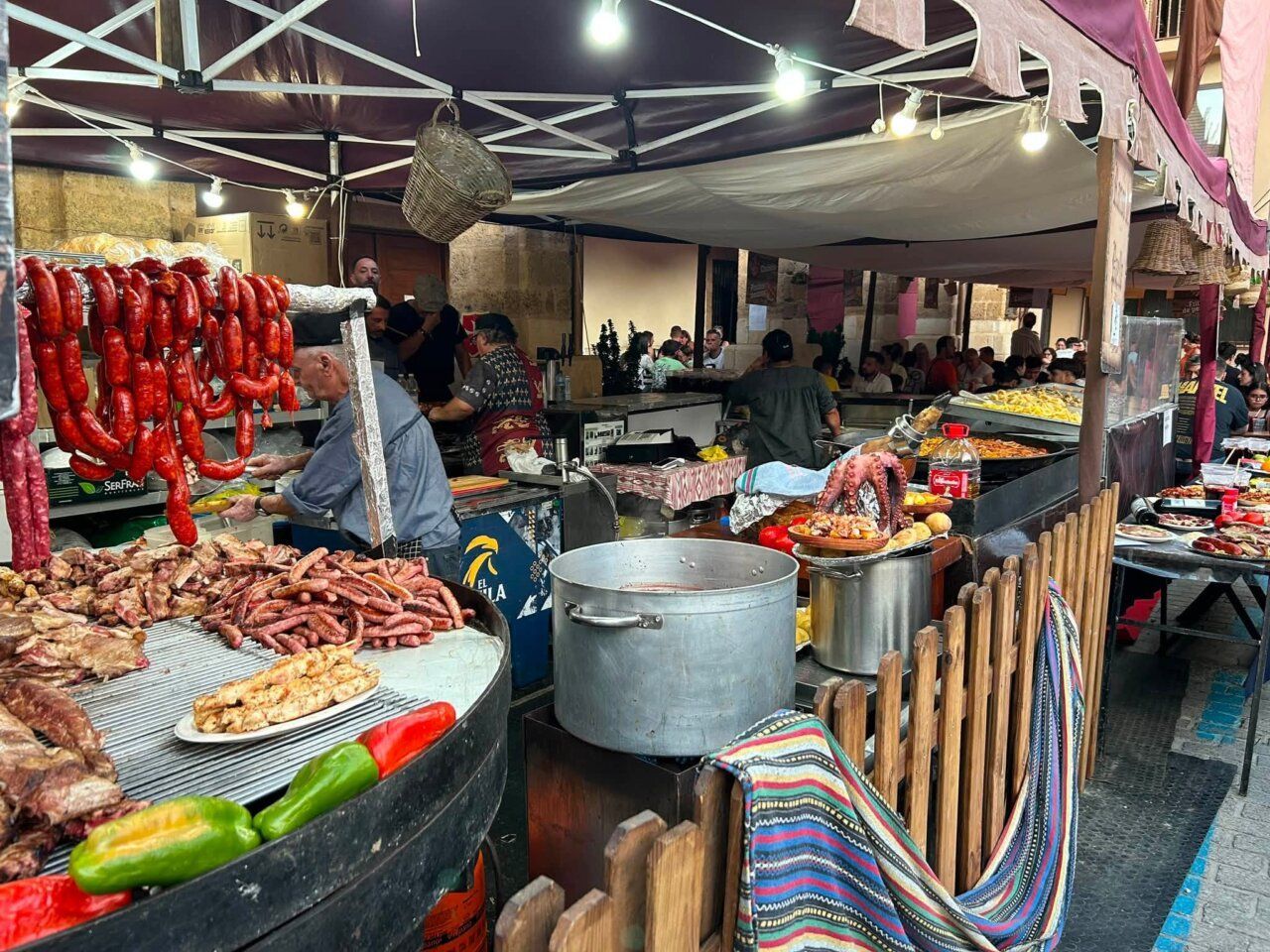Puesto de comida en el Mercado Medieval de Benavente con embutidos y carnes.
