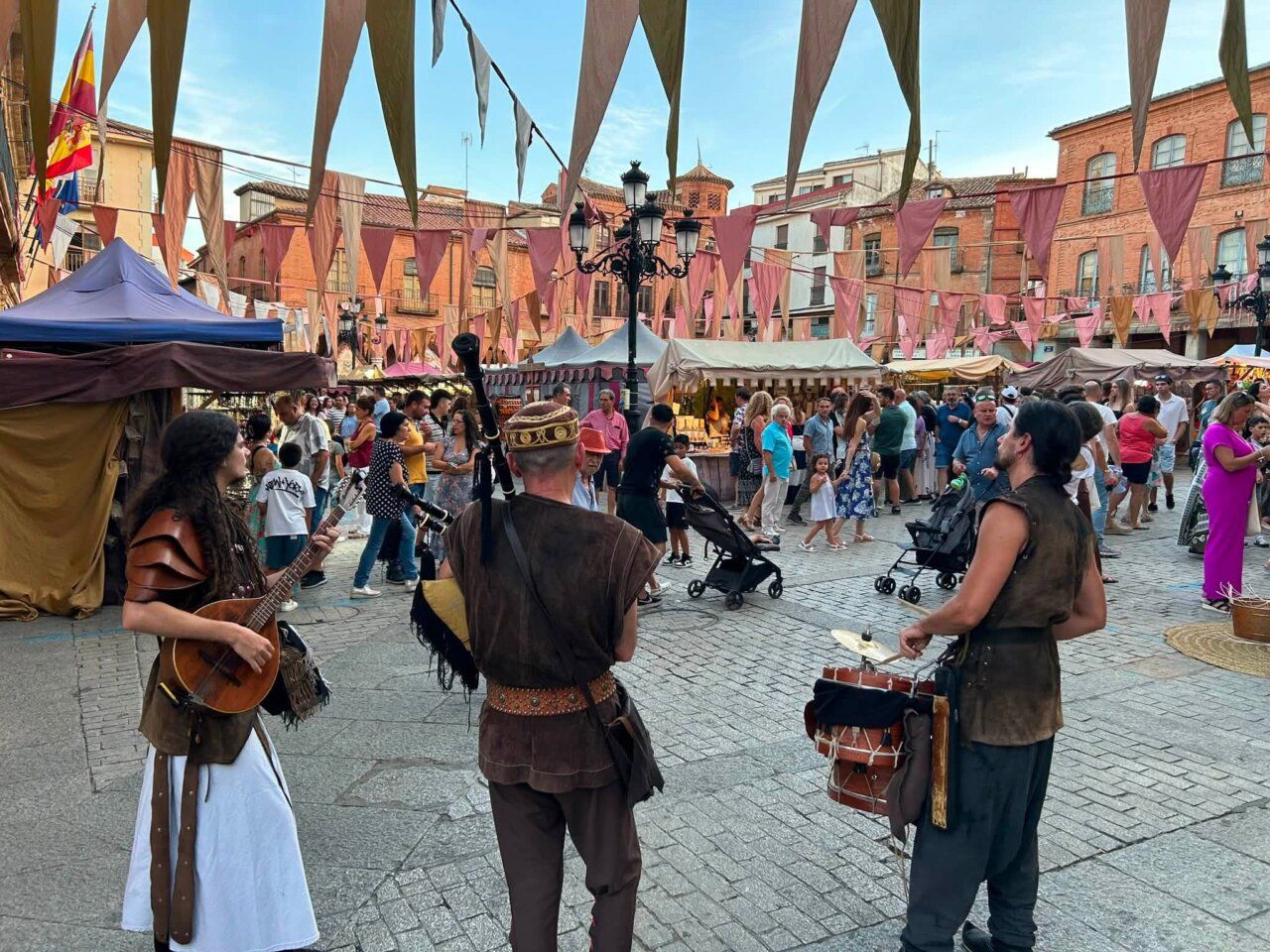 Actores en vestimenta medieval tocando instrumentos en el mercado medieval de Benavente
