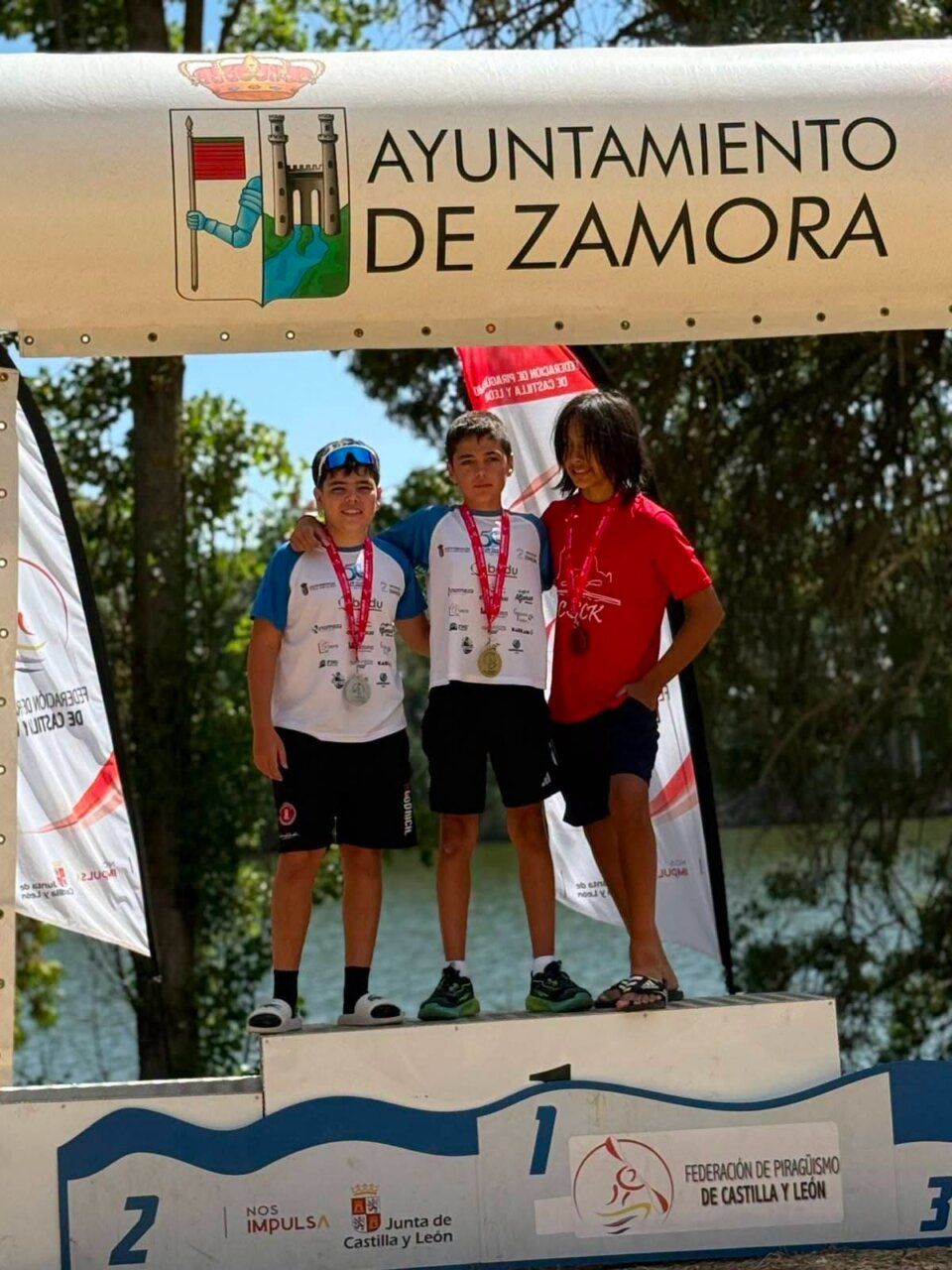 Tres jóvenes medallistas en el podio de la regata en Zamora