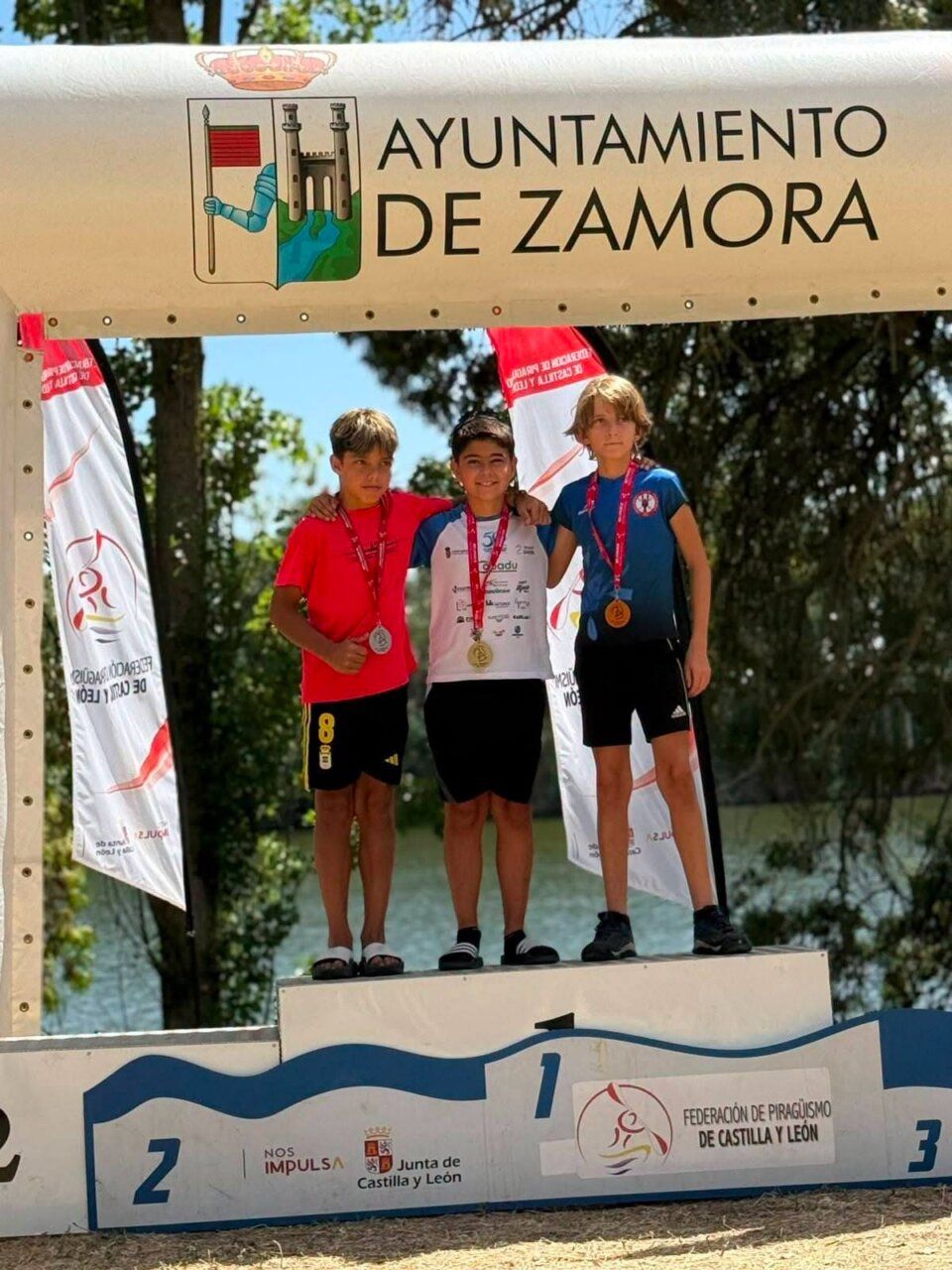 Tres jóvenes medallistas en la regata de Zamora con medallas