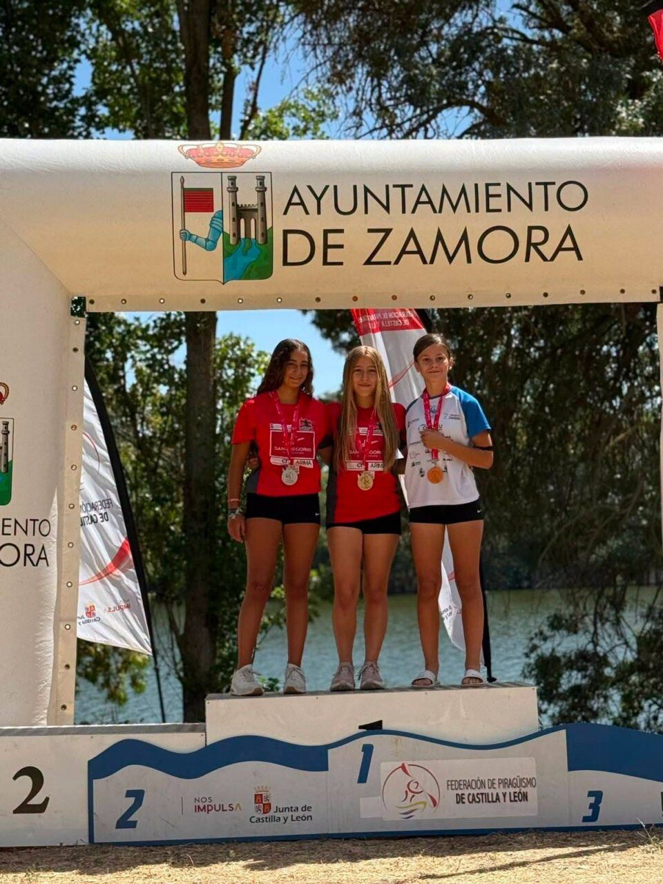 Tres jóvenes medallistas en el podio de la regata en Zamora