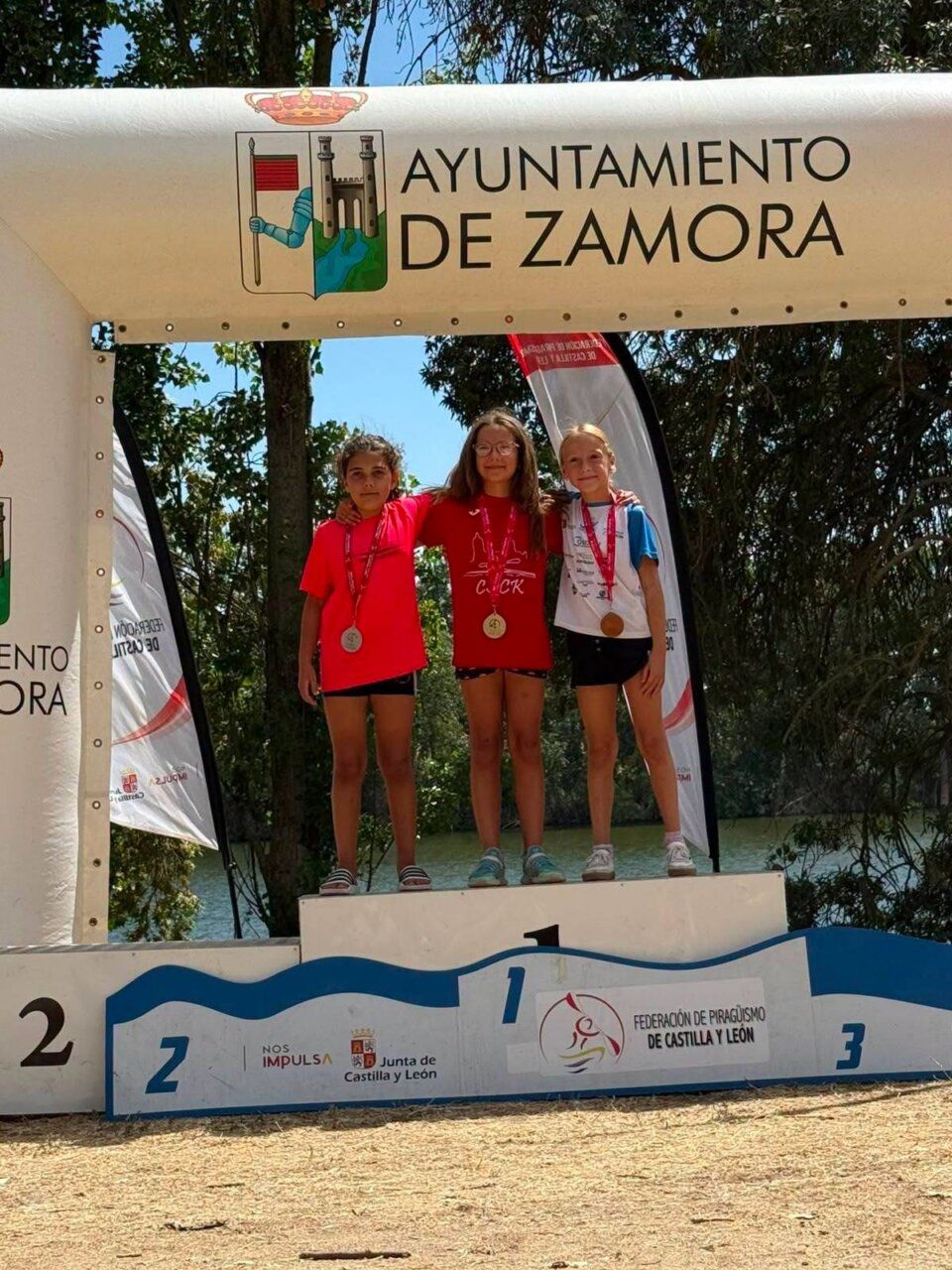 Tres niñas en el podio con medallas en Zamora
