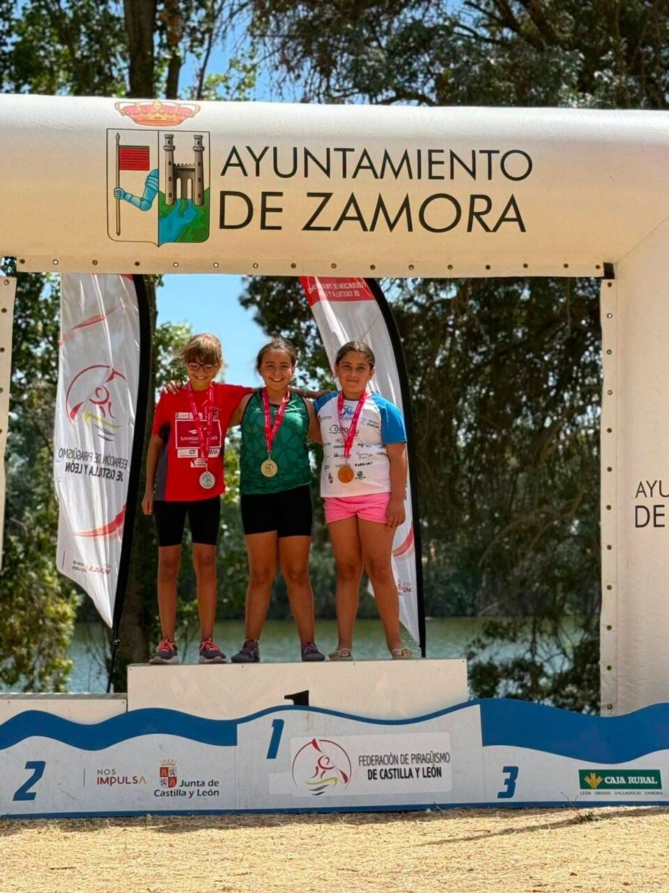 Tres jóvenes medallistas en el podio de la regata en Zamora
