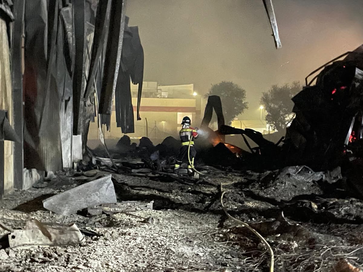 Bomberos trabajando en la planta de reciclaje de Roales del Pan tras un incendio