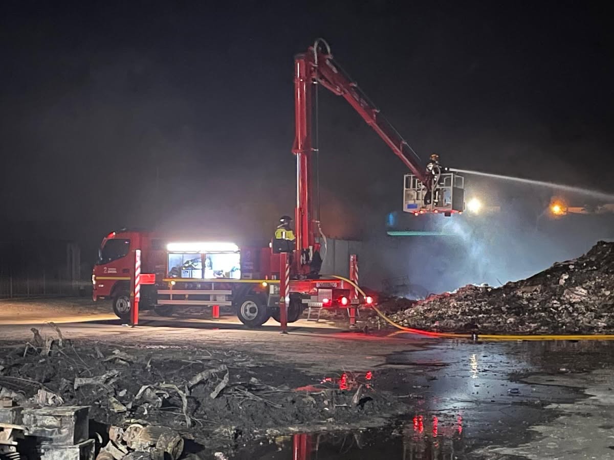 Bomberos trabajando en la planta de reciclaje de Roales del Pan tras un incendio