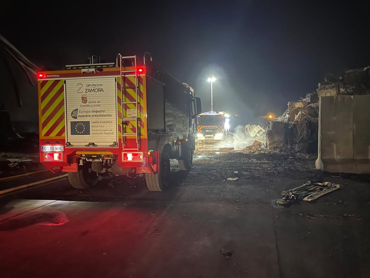 Camión de bomberos trabajando en el incendio de Roales del Pan