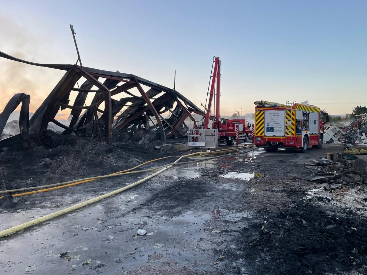 Bomberos trabajando en el enfriamiento tras incendio en Roales del Pan