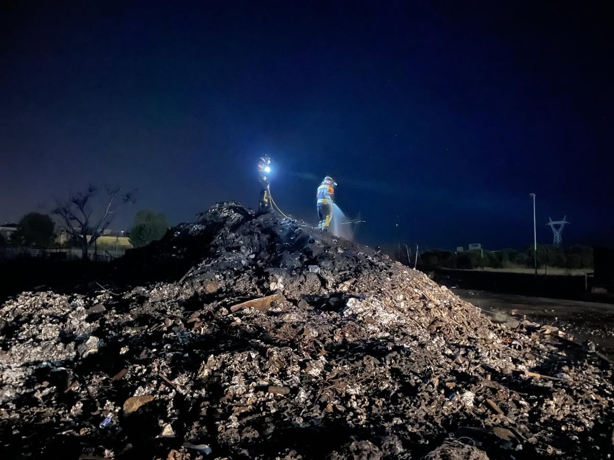 Bomberos trabajando en la planta de reciclaje de Roales del Pan tras un incendio