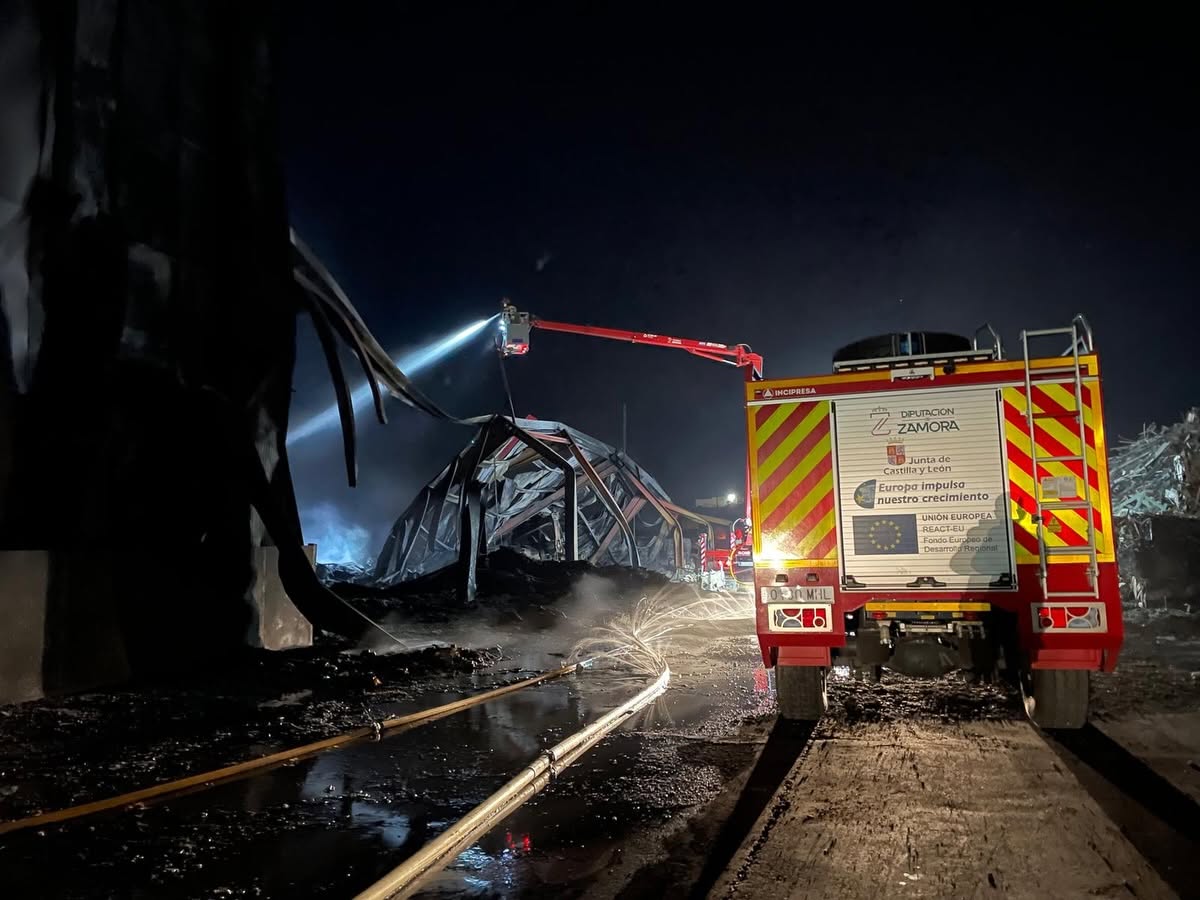 Bomberos trabajando en el enfriamiento tras incendio en Roales del Pan