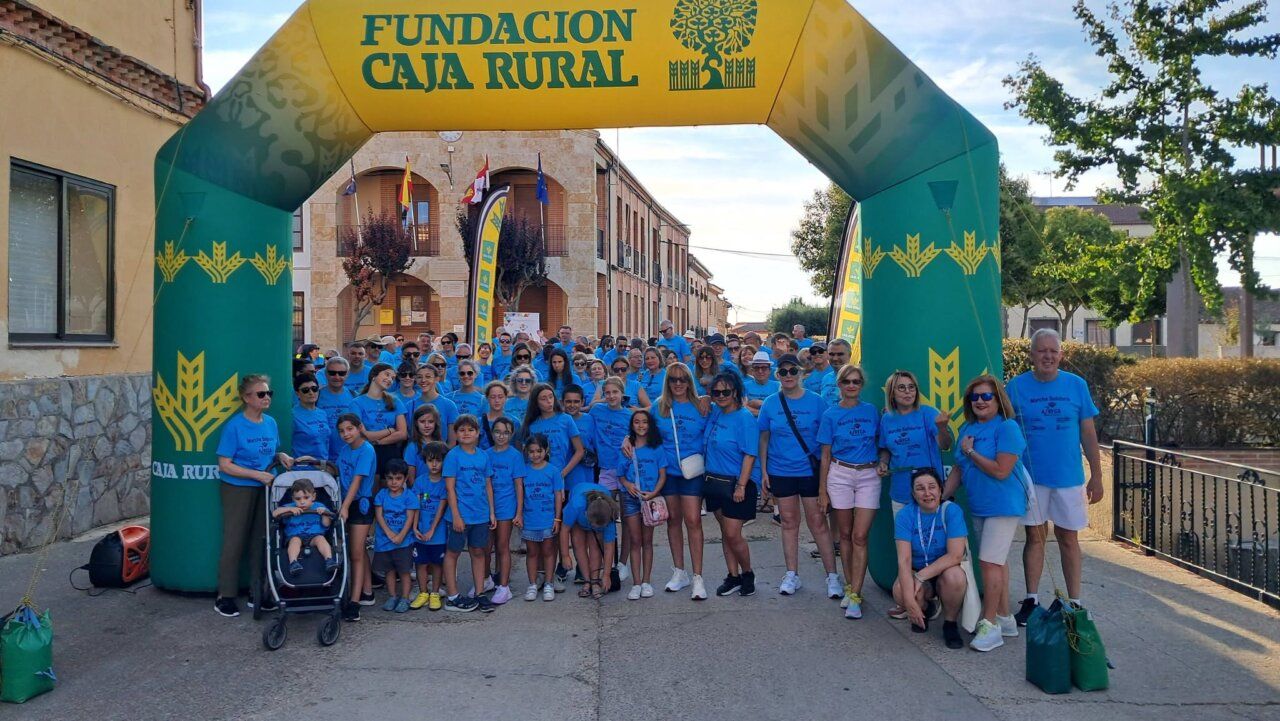 Grupo de personas participando en el Paseo Solidario en Villafáfila