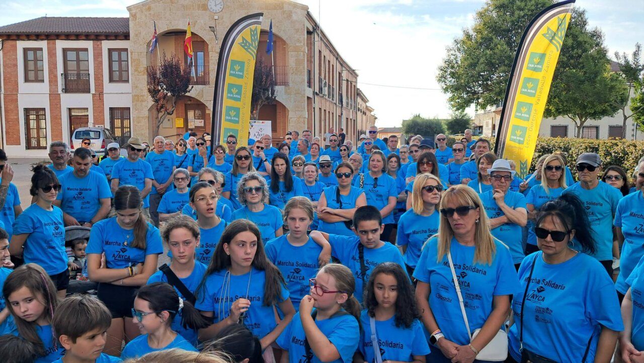 Participantes del Paseo Solidario en Villafáfila con camisetas azules