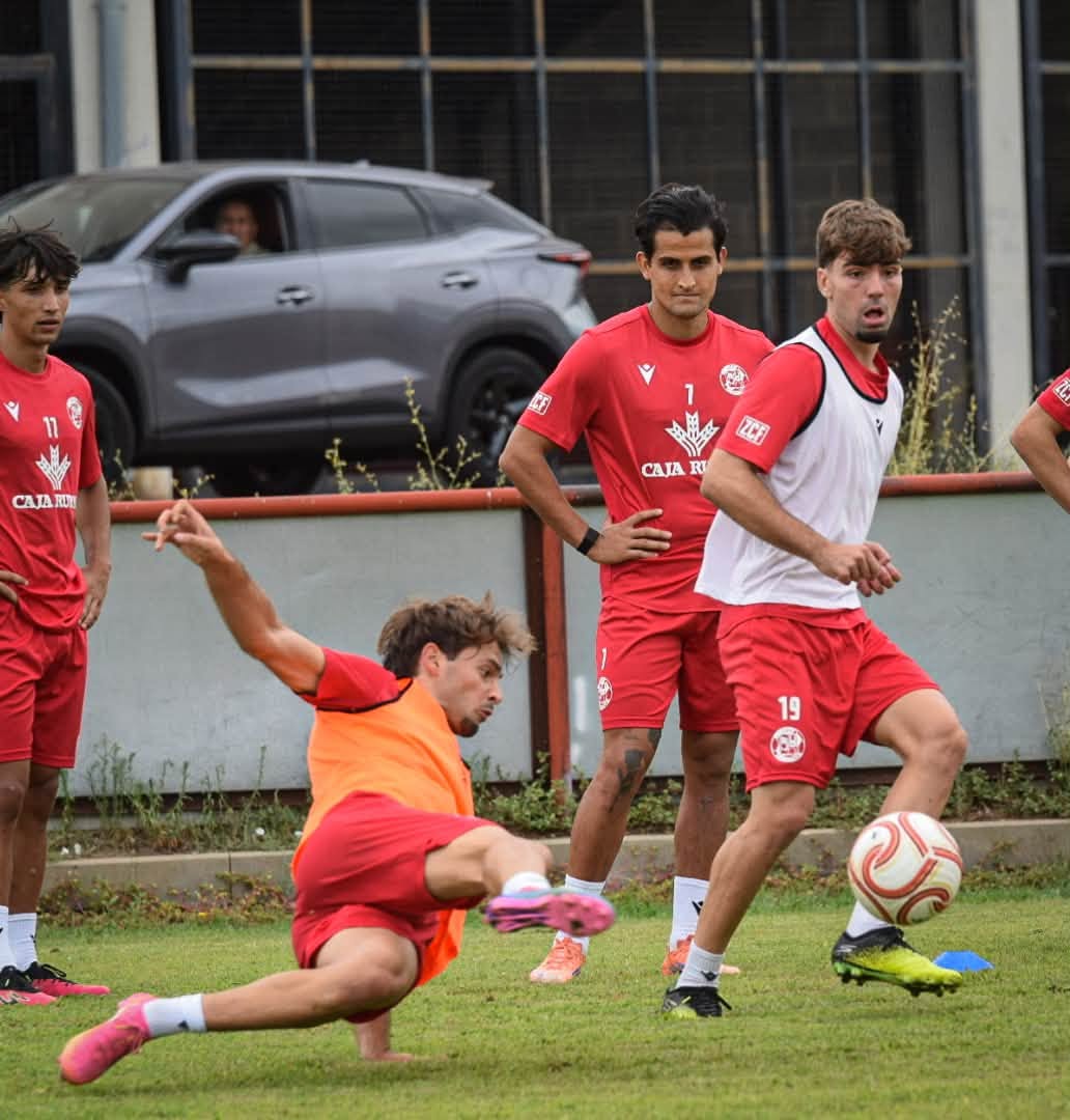 Jugadores del Zamora CF entrenando en el campo con intensidad.